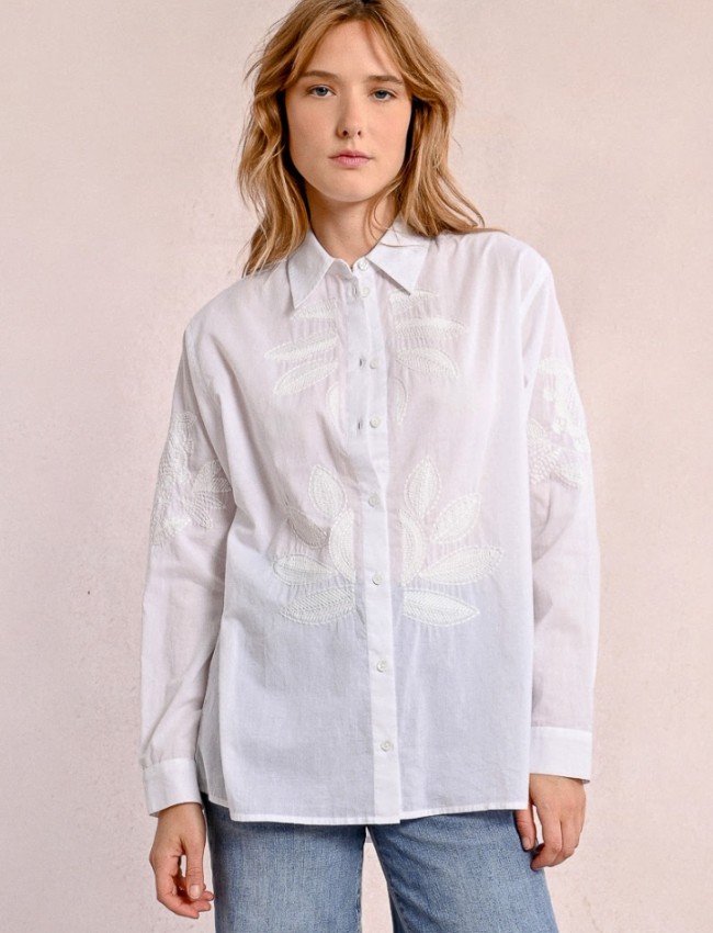 Λευκό μακρυμάνικο oversized πουκάμισο, με πέτο γιακά, κεντημένα λουλούδια, ελαφρώς ασυμμετρία και κλείσιμο με κουμπιά μπροστά  Molly Bracken 