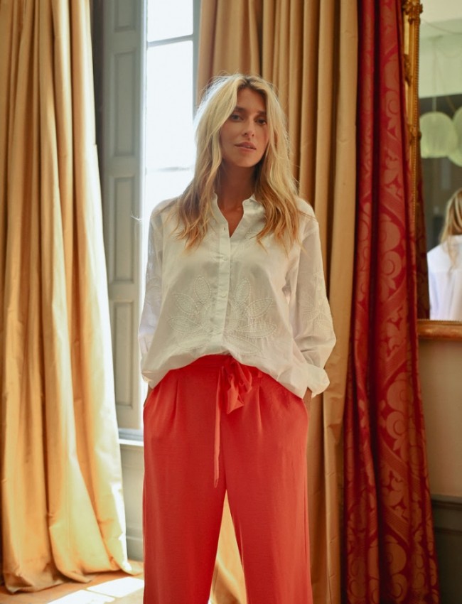 Λευκό μακρυμάνικο oversized πουκάμισο, με πέτο γιακά, κεντημένα λουλούδια, ελαφρώς ασυμμετρία και κλείσιμο με κουμπιά μπροστά  Molly Bracken 