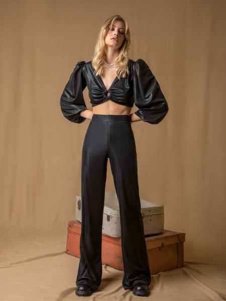 Μαύρη μεταλλιζέ μακρυμάνικη cropped URSULA μπλούζα με V-λαιμόκοψη, κρίκο μπροστά, σούρες στους ώμους, λάστιχο στο τελείωμα στο μανίκι και κλείσιμο με φερμουάρ πίσω Mya