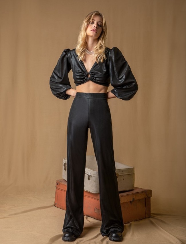Μαύρη μεταλλιζέ μακρυμάνικη cropped URSULA μπλούζα με V-λαιμόκοψη, κρίκο μπροστά, σούρες στους ώμους, λάστιχο στο τελείωμα στο μανίκι και κλείσιμο με φερμουάρ πίσω Mya