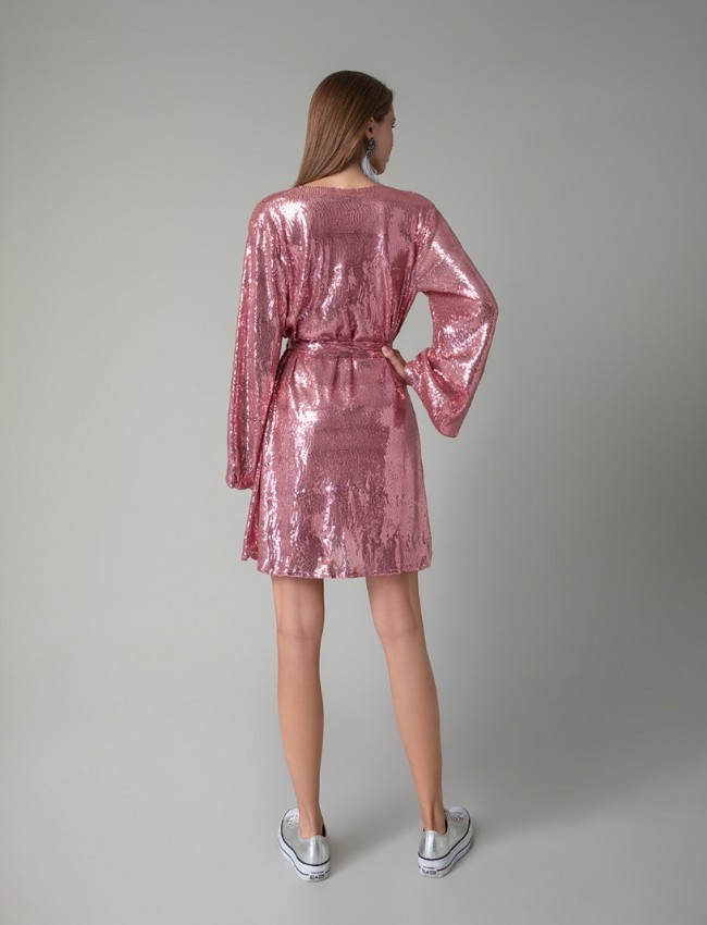 Ροζ παγιετένιο μακρυμάνικο κοντό EUROPA φόρεμα σε κλος γραμμή, V-λαιμόκοψη, καμπάνα μανίκια και αποσπώμενη ζώνη Mya x Prlvc