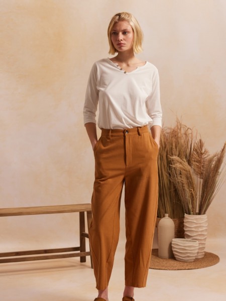 Μπεζ ψηλόμεσο AMINA1 παντελόνι, σε slouchy fit γραμμή, τετράγωνες τσέπες πίσω και κλείσιμο με κουμπί και κρυφό φερμουάρ μπροστά Namaste 