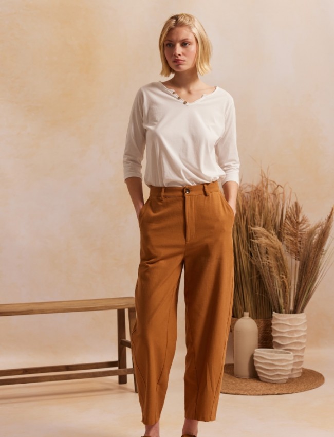 Μπεζ ψηλόμεσο AMINA1 παντελόνι, σε slouchy fit γραμμή, τετράγωνες τσέπες πίσω και κλείσιμο με κουμπί και κρυφό φερμουάρ μπροστά Namaste 