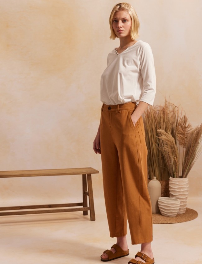 Μπεζ ψηλόμεσο AMINA1 παντελόνι, σε slouchy fit γραμμή, τετράγωνες τσέπες πίσω και κλείσιμο με κουμπί και κρυφό φερμουάρ μπροστά Namaste 