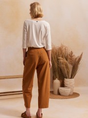 Μπεζ ψηλόμεσο AMINA1 παντελόνι, σε slouchy fit γραμμή, τετράγωνες τσέπες πίσω και κλείσιμο με κουμπί και κρυφό φερμουάρ μπροστά Namaste 