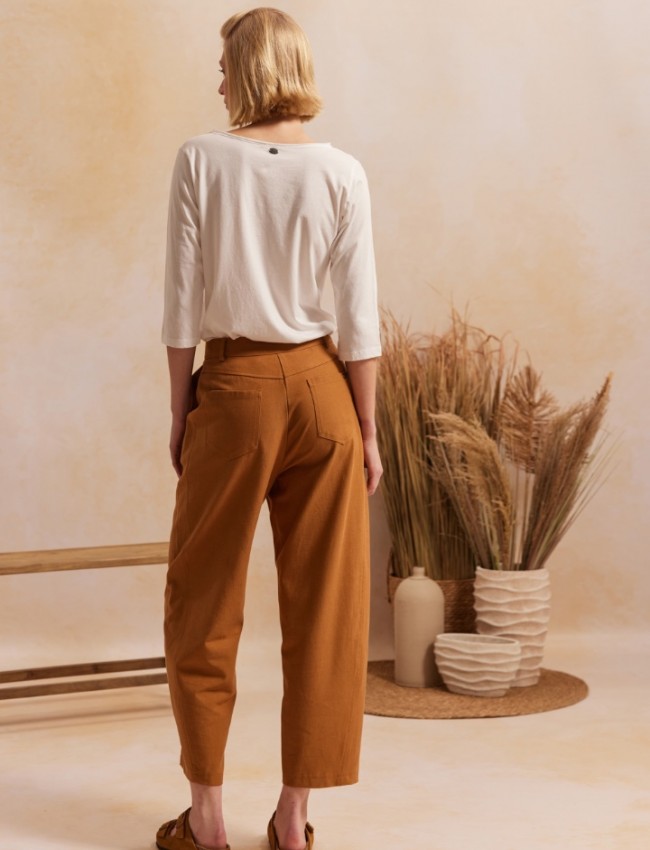 Μπεζ ψηλόμεσο AMINA1 παντελόνι, σε slouchy fit γραμμή, τετράγωνες τσέπες πίσω και κλείσιμο με κουμπί και κρυφό φερμουάρ μπροστά Namaste 