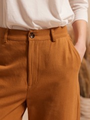 Μπεζ ψηλόμεσο AMINA1 παντελόνι, σε slouchy fit γραμμή, τετράγωνες τσέπες πίσω και κλείσιμο με κουμπί και κρυφό φερμουάρ μπροστά Namaste 