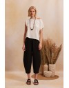 Μαύρο ψηλόμεσο slouchy-fit AVA_1 παντελόνι με λάστιχο στην μέση, διακοσμητικές ραφές, πλαινές τσέπες και πατιλέτες πίσω Namaste