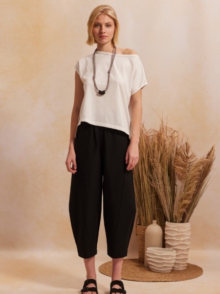Μαύρο ψηλόμεσο slouchy-fit AVA_1 παντελόνι με λάστιχο στην μέση, διακοσμητικές ραφές, πλαινές τσέπες και πατιλέτες πίσω Namaste