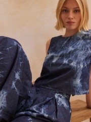 Blue jean tencel ψηλόμεση midi BRIANNA φούστα, με ειδική επεξεργασία ξεβάμματα, πιέτες μπροστά, πλάγιες τσέπες και λάστιχο πίσω στην μέση  Namaste 