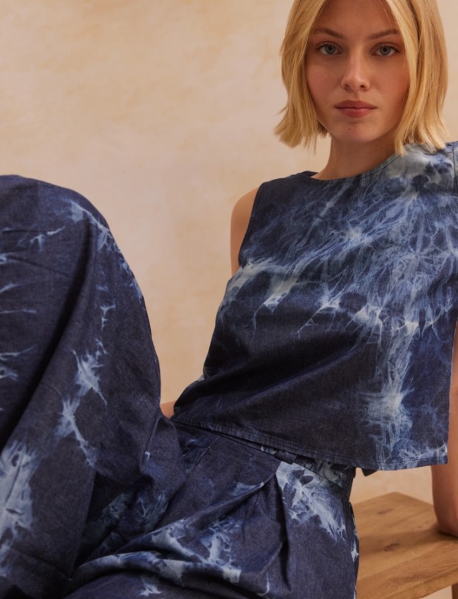 Blue jean tencel ψηλόμεση midi BRIANNA φούστα, με ειδική επεξεργασία ξεβάμματα, πιέτες μπροστά, πλάγιες τσέπες και λάστιχο πίσω στην μέση  Namaste 