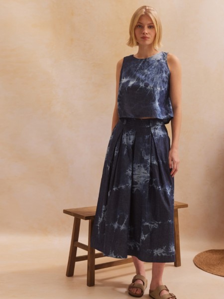 Blue jean tencel ψηλόμεση midi BRIANNA φούστα, με ειδική επεξεργασία ξεβάμματα, πιέτες μπροστά, πλάγιες τσέπες και λάστιχο πίσω στην μέση  Namaste 