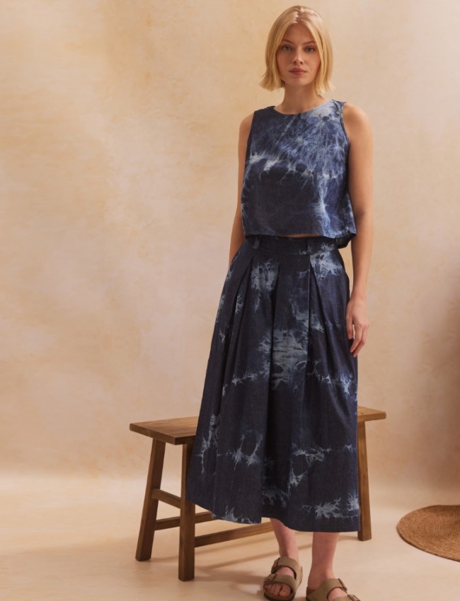 Blue jean tencel ψηλόμεση midi BRIANNA φούστα, με ειδική επεξεργασία ξεβάμματα, πιέτες μπροστά, πλάγιες τσέπες και λάστιχο πίσω στην μέση  Namaste 
