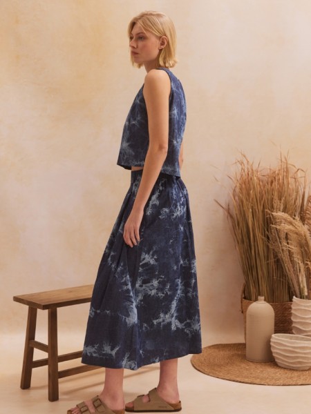 Blue jean tencel ψηλόμεση midi BRIANNA φούστα, με ειδική επεξεργασία ξεβάμματα, πιέτες μπροστά, πλάγιες τσέπες και λάστιχο πίσω στην μέση  Namaste 