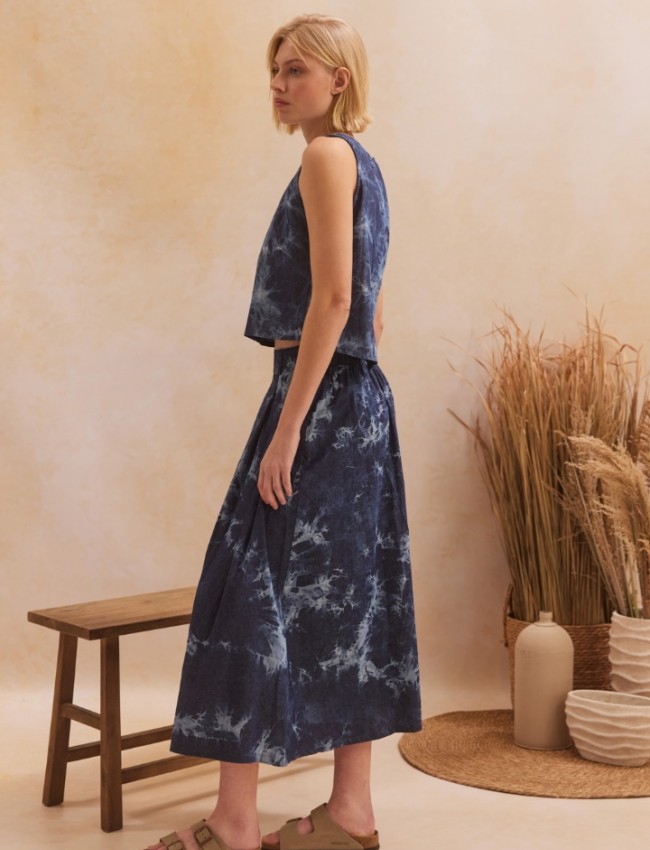 Blue jean tencel ψηλόμεση midi BRIANNA φούστα, με ειδική επεξεργασία ξεβάμματα, πιέτες μπροστά, πλάγιες τσέπες και λάστιχο πίσω στην μέση  Namaste 