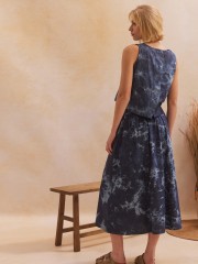 Blue jean tencel ψηλόμεση midi BRIANNA φούστα, με ειδική επεξεργασία ξεβάμματα, πιέτες μπροστά, πλάγιες τσέπες και λάστιχο πίσω στην μέση  Namaste 