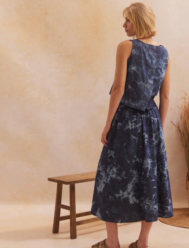 Blue jean tencel ψηλόμεση midi BRIANNA φούστα, με ειδική επεξεργασία ξεβάμματα, πιέτες μπροστά, πλάγιες τσέπες και λάστιχο πίσω στην μέση  Namaste 