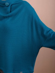 Πετρόλ μακρυμάνικη πλεκτή loose-fit CRAYON μπλούζα σε τετράγωνη γραμμή, ρεγκλάν μανικοκόλληση, κουφόπιετα μπροστά και διακοσμητικό κουμπί στη ξεχειλωτή λουπέτο λαιμόκοψη Namaste