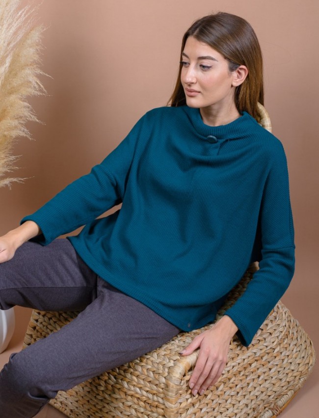 Πετρόλ μακρυμάνικη πλεκτή loose-fit CRAYON μπλούζα σε τετράγωνη γραμμή, ρεγκλάν μανικοκόλληση, κουφόπιετα μπροστά και διακοσμητικό κουμπί στη ξεχειλωτή λουπέτο λαιμόκοψη Namaste