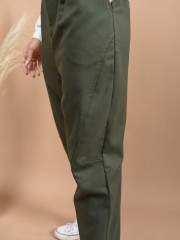 Πράσινο high waisted slouchy-fit TOULON παντελόνι με πιέτες μπροστά, πλαϊνές τσέπες, ρεβέρ στο τελείωμα και διακοσμητικές ραφές Namaste