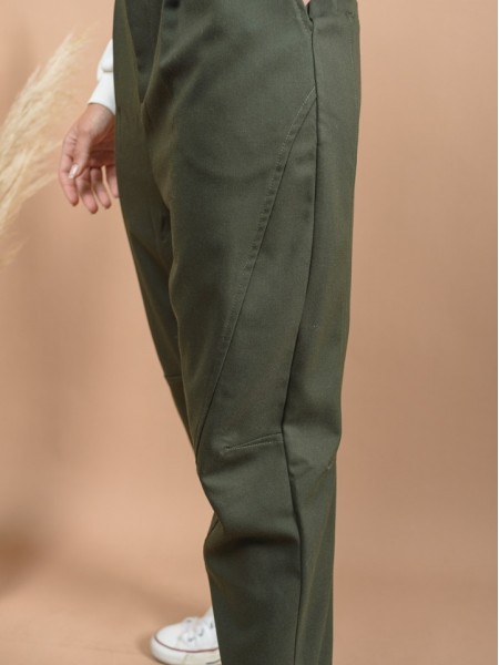 Πράσινο high waisted slouchy-fit TOULON παντελόνι με πιέτες μπροστά, πλαϊνές τσέπες, ρεβέρ στο τελείωμα και διακοσμητικές ραφές Namaste