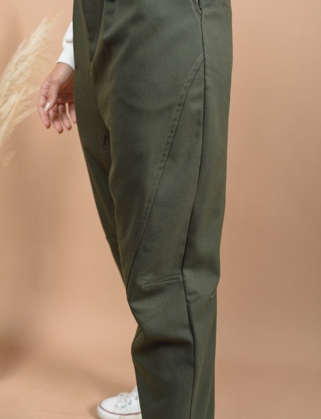Πράσινο high waisted slouchy-fit TOULON παντελόνι με πιέτες μπροστά, πλαϊνές τσέπες, ρεβέρ στο τελείωμα και διακοσμητικές ραφές Namaste