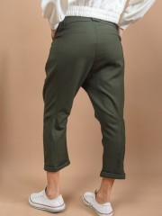 Πράσινο high waisted slouchy-fit TOULON παντελόνι με πιέτες μπροστά, πλαϊνές τσέπες, ρεβέρ στο τελείωμα και διακοσμητικές ραφές Namaste