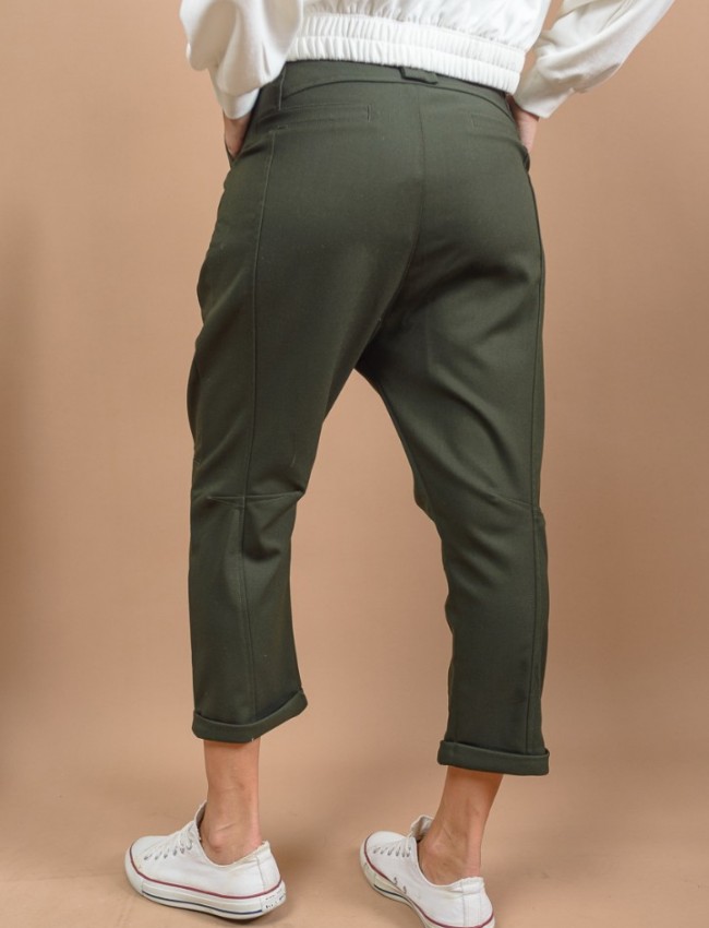 Πράσινο high waisted slouchy-fit TOULON παντελόνι με πιέτες μπροστά, πλαϊνές τσέπες, ρεβέρ στο τελείωμα και διακοσμητικές ραφές Namaste