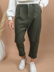Πράσινο high waisted slouchy-fit TOULON παντελόνι με πιέτες μπροστά, πλαϊνές τσέπες, ρεβέρ στο τελείωμα και διακοσμητικές ραφές Namaste