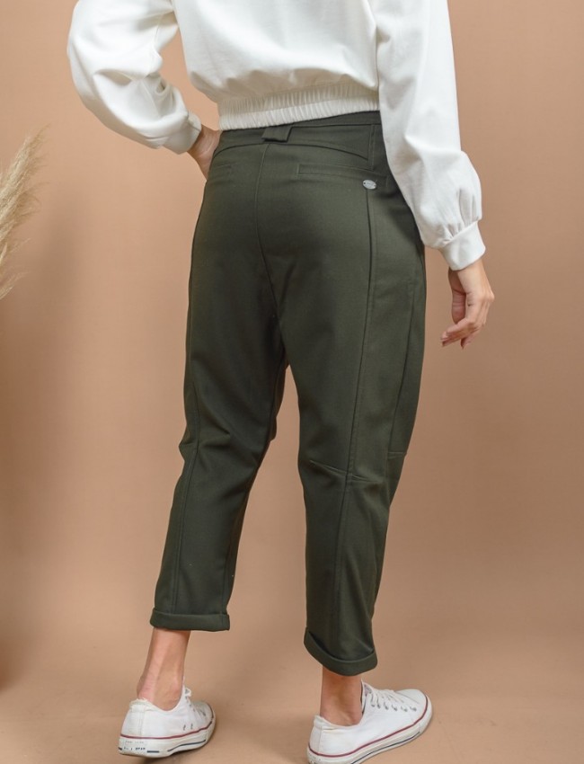 Πράσινο high waisted slouchy-fit TOULON παντελόνι με πιέτες μπροστά, πλαϊνές τσέπες, ρεβέρ στο τελείωμα και διακοσμητικές ραφές Namaste