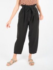 Μαύρο ψηλόμεσο loose-fit RIETI παντελόνι με μεγάλες μπροστινές τσέπες, βαρύ καβάλο, κλείσιμο με φερμουάρ και κουμπιά, μικρό λάστιχο πίσω στη μέση και αποσπώμενη υφασμάτινη ζώνη Namaste