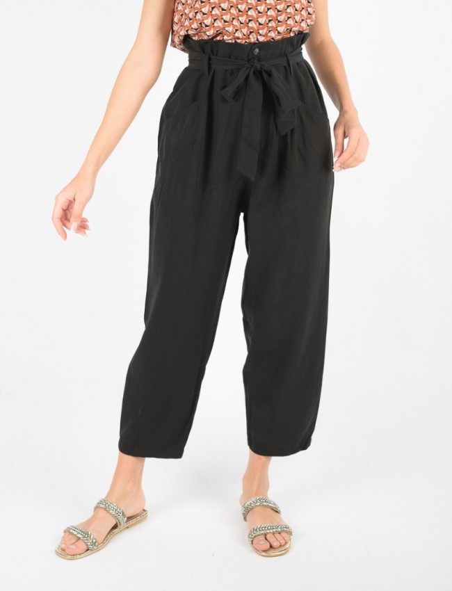 Μαύρο ψηλόμεσο loose-fit RIETI παντελόνι με μεγάλες μπροστινές τσέπες, βαρύ καβάλο, κλείσιμο με φερμουάρ και κουμπιά, μικρό λάστιχο πίσω στη μέση και αποσπώμενη υφασμάτινη ζώνη Namaste