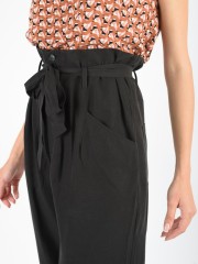 Μαύρο ψηλόμεσο loose-fit RIETI παντελόνι με μεγάλες μπροστινές τσέπες, βαρύ καβάλο, κλείσιμο με φερμουάρ και κουμπιά, μικρό λάστιχο πίσω στη μέση και αποσπώμενη υφασμάτινη ζώνη Namaste