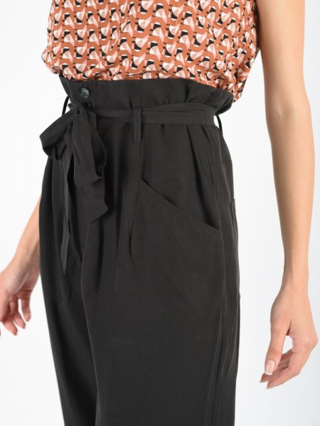 Μαύρο ψηλόμεσο loose-fit RIETI παντελόνι με μεγάλες μπροστινές τσέπες, βαρύ καβάλο, κλείσιμο με φερμουάρ και κουμπιά, μικρό λάστιχο πίσω στη μέση και αποσπώμενη υφασμάτινη ζώνη Namaste