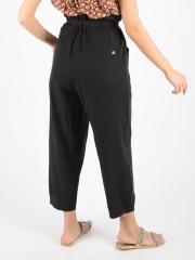 Μαύρο ψηλόμεσο loose-fit RIETI παντελόνι με μεγάλες μπροστινές τσέπες, βαρύ καβάλο, κλείσιμο με φερμουάρ και κουμπιά, μικρό λάστιχο πίσω στη μέση και αποσπώμενη υφασμάτινη ζώνη Namaste
