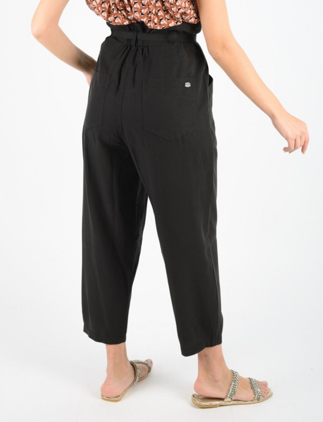Μαύρο ψηλόμεσο loose-fit RIETI παντελόνι με μεγάλες μπροστινές τσέπες, βαρύ καβάλο, κλείσιμο με φερμουάρ και κουμπιά, μικρό λάστιχο πίσω στη μέση και αποσπώμενη υφασμάτινη ζώνη Namaste