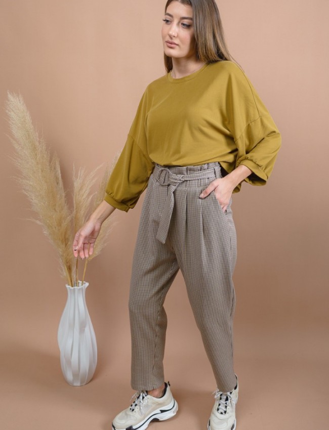 Καρώ μπεζ high-waisted carrot-fit LARDY παντελόνι με πιέτες μπροστά, πλαϊνές τσέπες και αποσπώμενη υφασμάτινη ζώνη Namaste