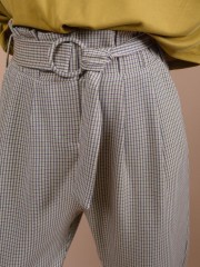 Καρώ μπεζ high-waisted carrot-fit LARDY παντελόνι με πιέτες μπροστά, πλαϊνές τσέπες και αποσπώμενη υφασμάτινη ζώνη Namaste
