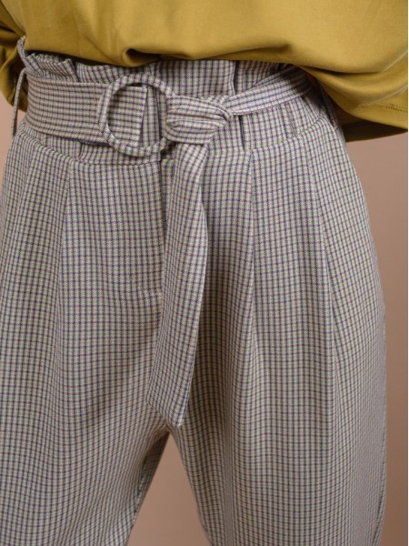 Καρώ μπεζ high-waisted carrot-fit LARDY παντελόνι με πιέτες μπροστά, πλαϊνές τσέπες και αποσπώμενη υφασμάτινη ζώνη Namaste