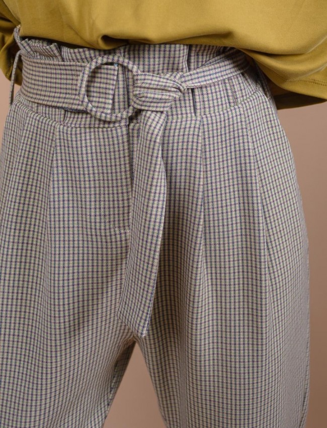 Καρώ μπεζ high-waisted carrot-fit LARDY παντελόνι με πιέτες μπροστά, πλαϊνές τσέπες και αποσπώμενη υφασμάτινη ζώνη Namaste