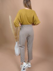 Καρώ μπεζ high-waisted carrot-fit LARDY παντελόνι με πιέτες μπροστά, πλαϊνές τσέπες και αποσπώμενη υφασμάτινη ζώνη Namaste