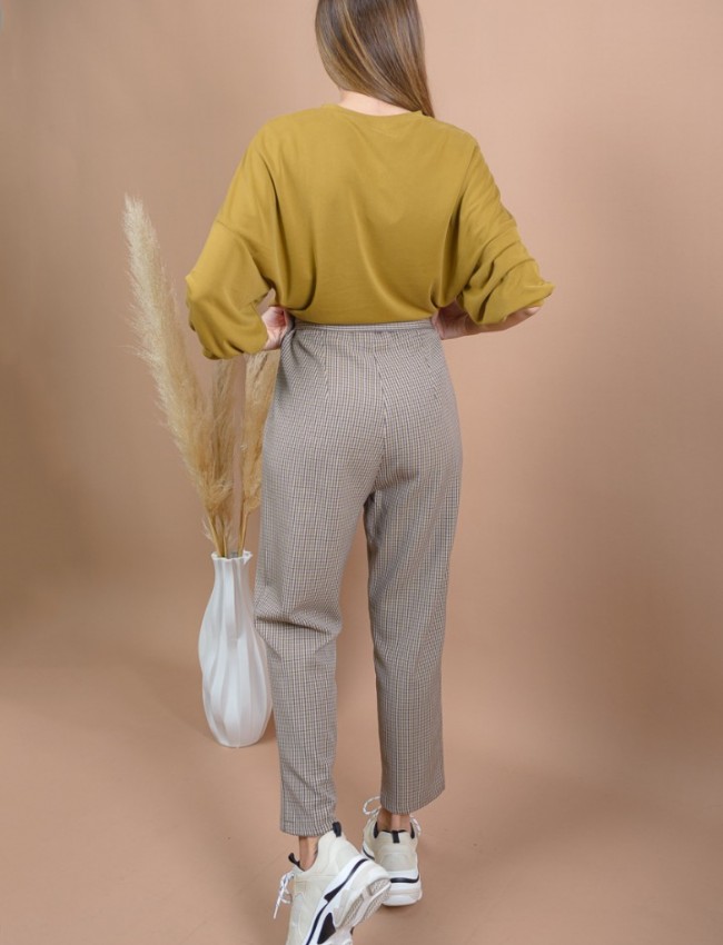 Καρώ μπεζ high-waisted carrot-fit LARDY παντελόνι με πιέτες μπροστά, πλαϊνές τσέπες και αποσπώμενη υφασμάτινη ζώνη Namaste