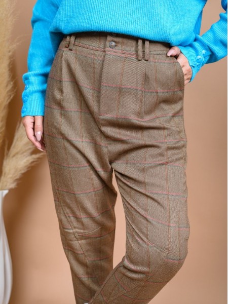 Καρώ κάμελ high waisted slouchy-fit COGNAC παντελόνι με πιέτες μπροστά, πλαϊνές τσέπες και διακοσμητικές ραφές Namaste