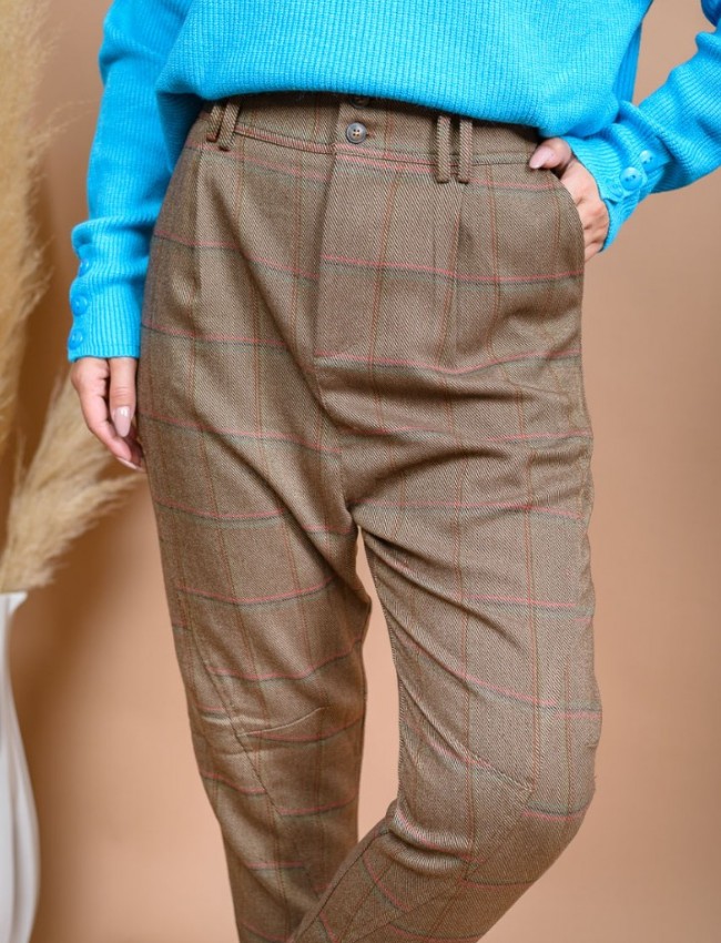 Καρώ κάμελ high waisted slouchy-fit COGNAC παντελόνι με πιέτες μπροστά, πλαϊνές τσέπες και διακοσμητικές ραφές Namaste
