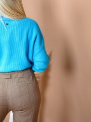 Καρώ κάμελ high waisted slouchy-fit COGNAC παντελόνι με πιέτες μπροστά, πλαϊνές τσέπες και διακοσμητικές ραφές Namaste