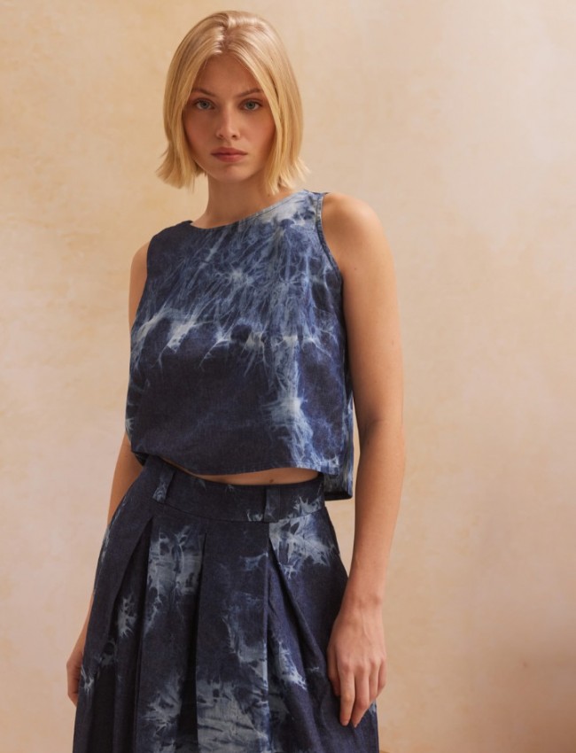Blue jean tencel αμάνικη JOELY μπλούζα, με ιδική επεξεργασία ξεβάμματα, ανοιχτή στρογγυλή λαιμόκοψη και κλείσιμο με κουμπιά στην πλάτη Namaste 