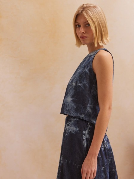Blue jean tencel αμάνικη JOELY μπλούζα, με ιδική επεξεργασία ξεβάμματα, ανοιχτή στρογγυλή λαιμόκοψη και κλείσιμο με κουμπιά στην πλάτη Namaste 