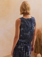 Blue jean tencel αμάνικη JOELY μπλούζα, με ιδική επεξεργασία ξεβάμματα, ανοιχτή στρογγυλή λαιμόκοψη και κλείσιμο με κουμπιά στην πλάτη Namaste 
