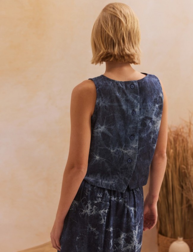 Blue jean tencel αμάνικη JOELY μπλούζα, με ιδική επεξεργασία ξεβάμματα, ανοιχτή στρογγυλή λαιμόκοψη και κλείσιμο με κουμπιά στην πλάτη Namaste 