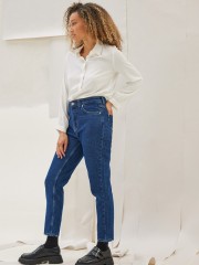 Blue jean ψηλόμεσο παντελόνι KAMBOS σε σταθερό ΄ύφασμα, ίσια γραμμή, χωρίς ξεβάμματα και μικρά ξέφτια στο επάνω μέρος στην τετράγωνη τσέπη πίσω Namaste